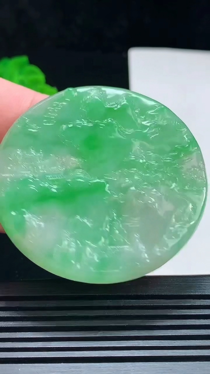 天然A货翡翠山水牌吊坠，尺寸53.5-5.5 重量:35.31g
7月18日