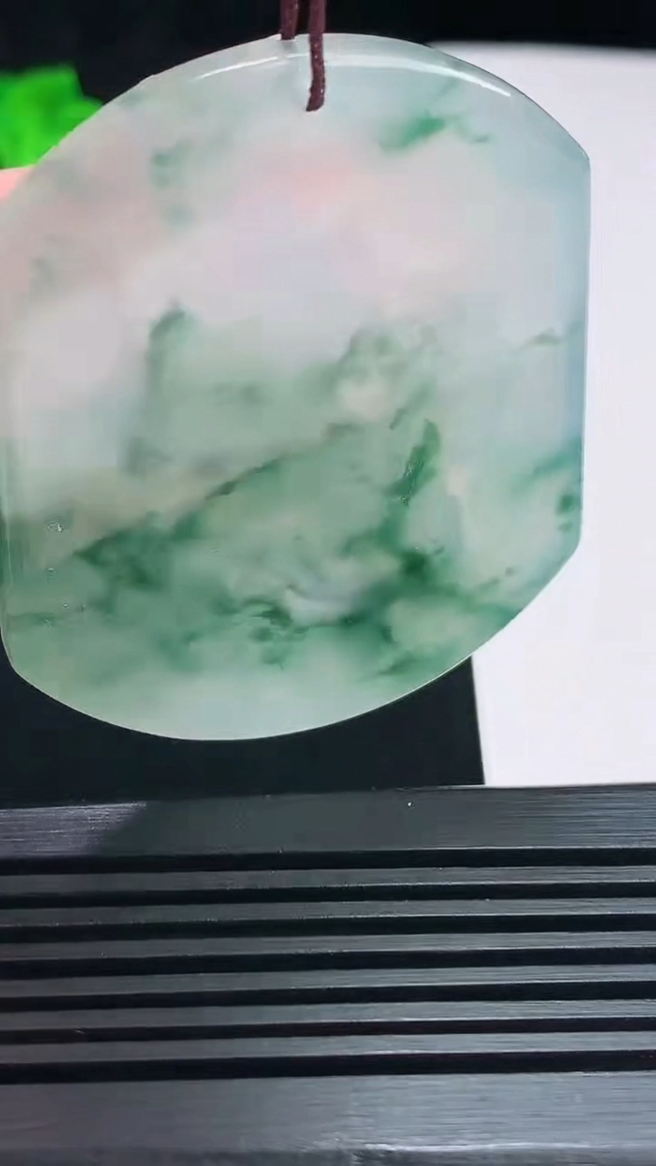 天然A货翡翠种飘花麒麟吊坠，尺寸52.8-44.6-5.5 重量:29.40g
7月18日