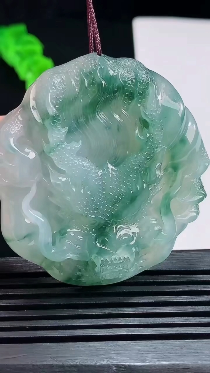 天然A货翡翠冰种飘花龙牌吊坠，尺寸50-47.6-8.5 重量:36.86g
7月18日