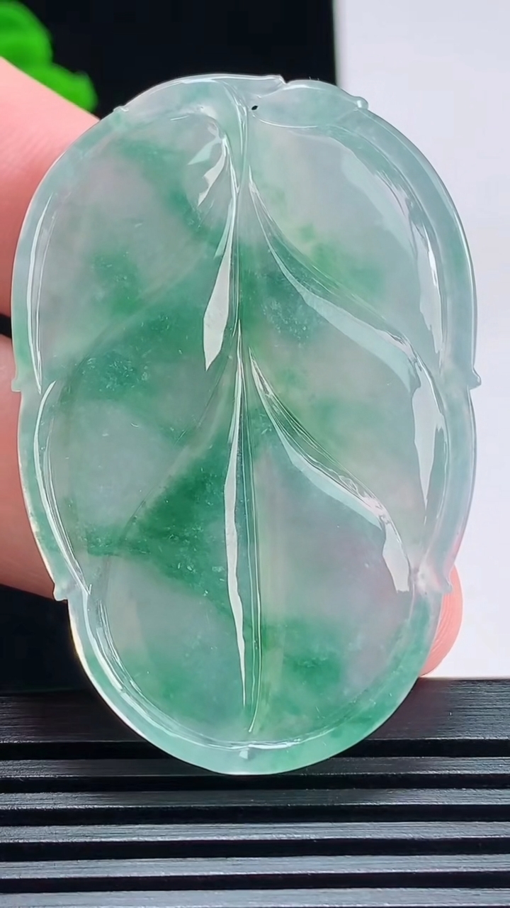 天然A货翡翠种飘花金枝玉叶 叶子吊坠，尺寸52.3-35-5 重量:19.73g
7月18日