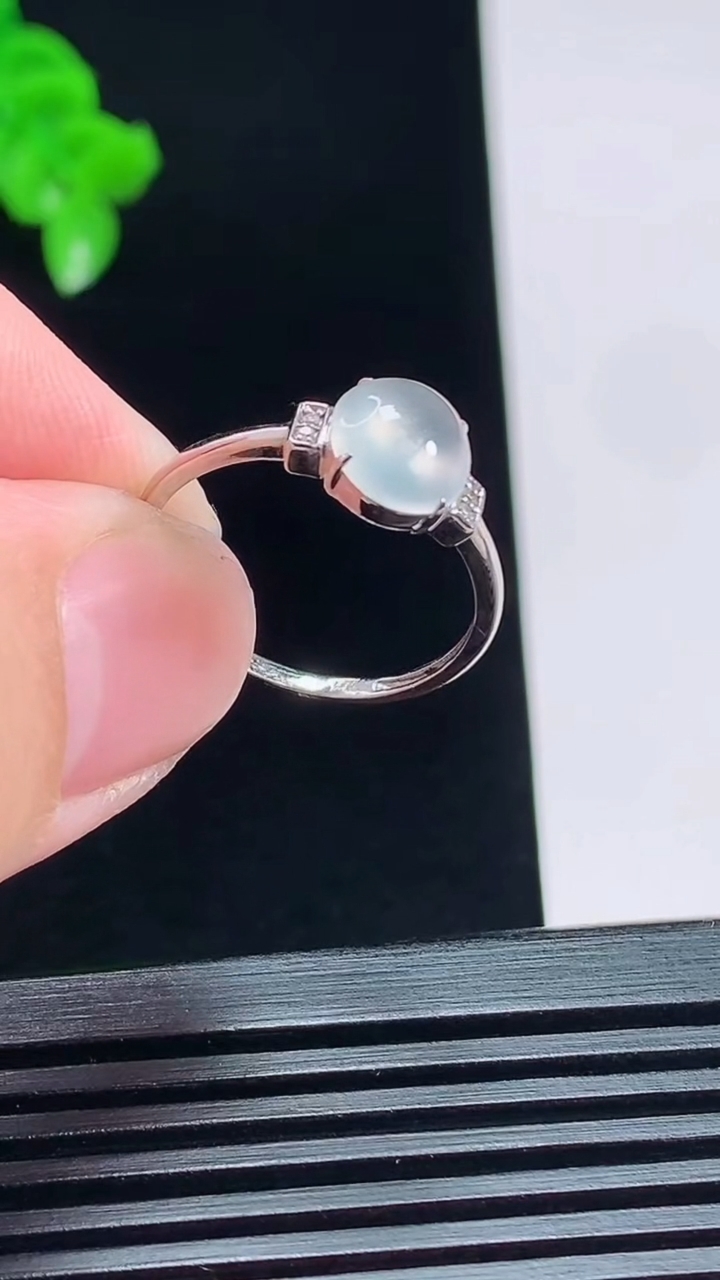 天然A货翡翠种白冰蛋面戒指，尺寸17.8-8-7-5 重量:1.51g2026年7月18日
工厂直销收藏佳品,种好水足，色泽均匀，有种有色，上手高大气！