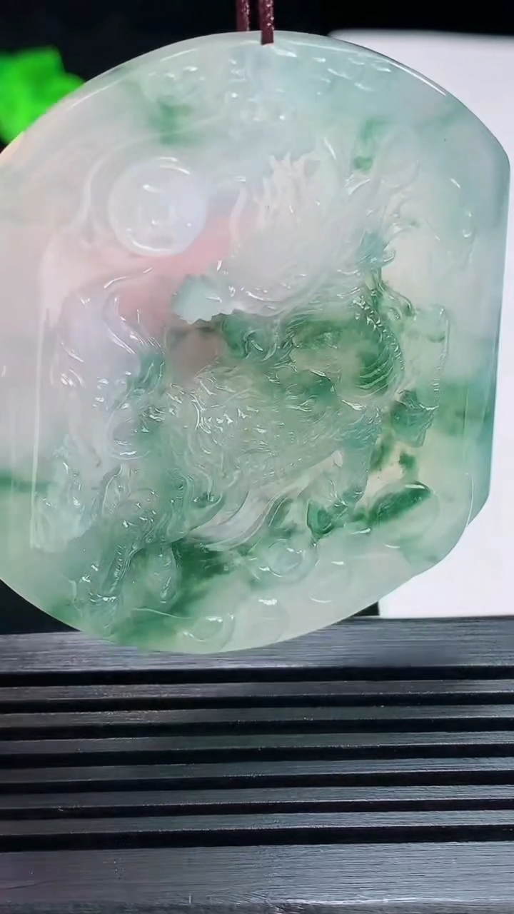 天然A货翡翠种飘花麒麟吊坠，尺寸52.8-44.6-5.5 重量:29.40g
7月18日