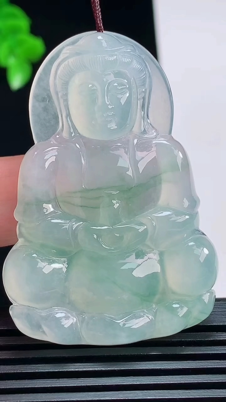 天然A货翡翠正装观音吊坠，尺寸51.6-35.8-5.8 重量:18.50g
7月18日
