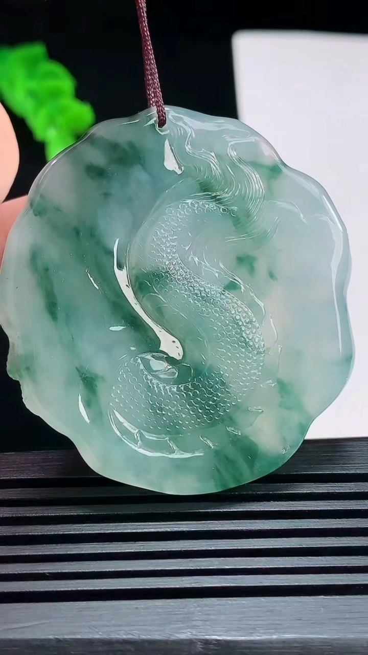 天然A货翡翠冰种飘花龙牌吊坠，尺寸50-47.6-8.5 重量:36.86g
7月18日