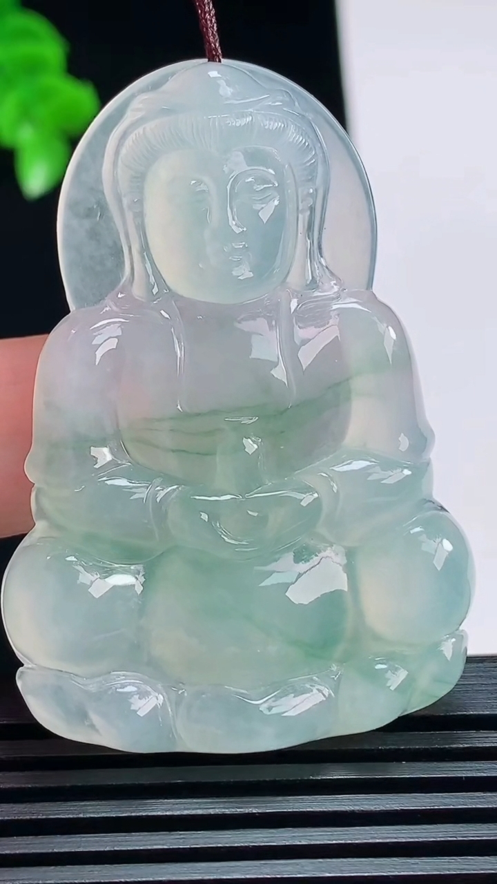 天然A货翡翠正装观音吊坠，尺寸51.6-35.8-5.8 重量:18.50g
7月18日