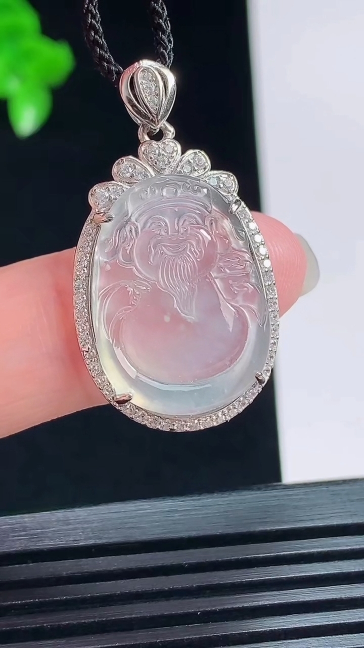 天然A货翡翠种白冰财神爷吊坠，尺寸30-18.5-5，裸石21-15.5 重量:3.00g
7月18