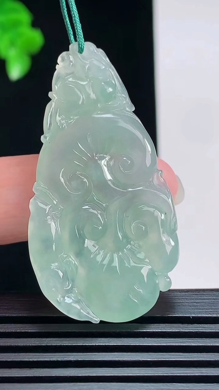 天然A货翡翠如意头吊坠，尺寸47-24.5-5 重量:9.26g
7月18日