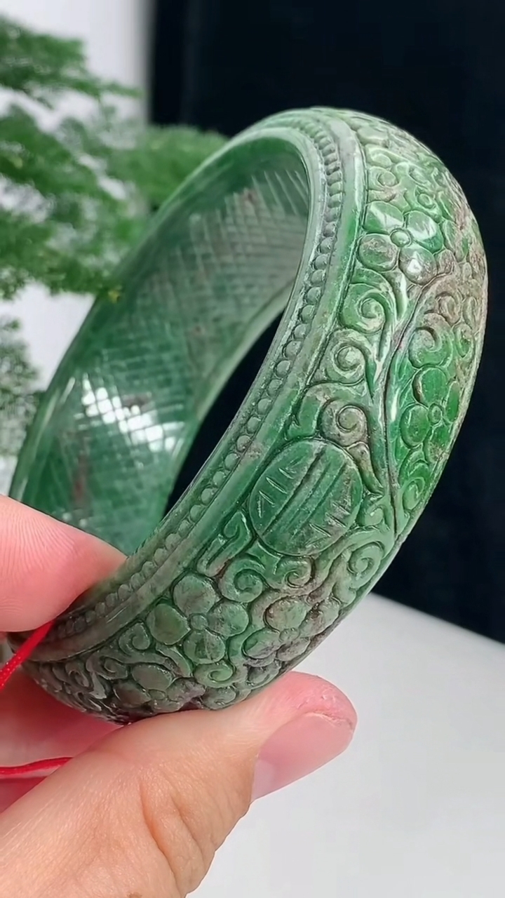 天然A货翡翠雕花宽边轮胎大圈口手镯，尺寸59.7-22-9.2 重量:131.93g
7月18日