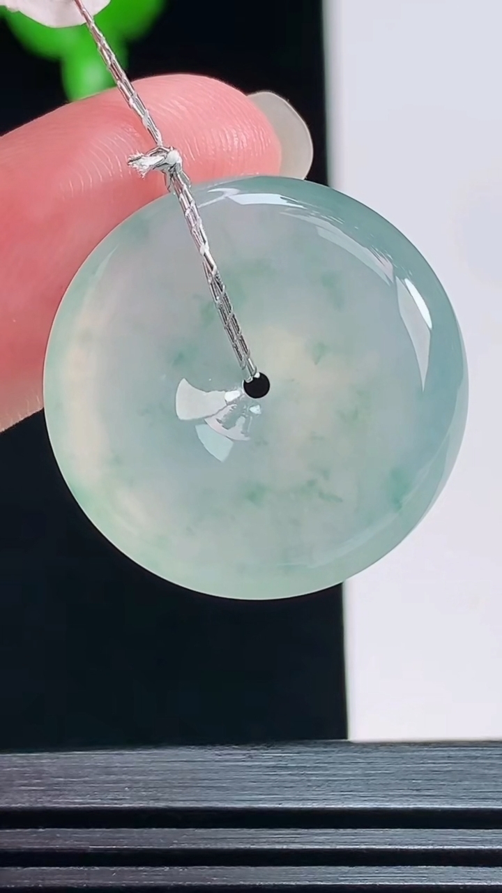 天然A货翡翠冰种飘花平安扣吊坠，尺寸23-5.8 重量:6.48g
7月18日