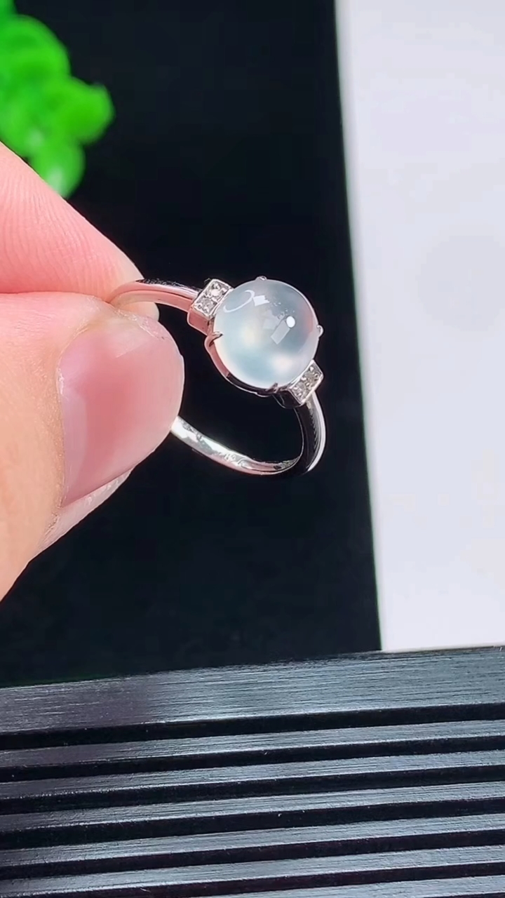 天然A货翡翠种白冰蛋面戒指，尺寸17.8-8-7-5 重量:1.51g2026年7月18日
工厂直销