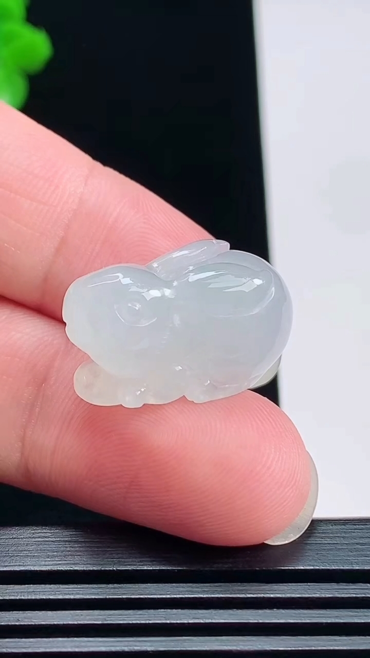 天然A货翡翠生肖兔吊坠，尺寸23-12-13 重量:7.21g
7月18日