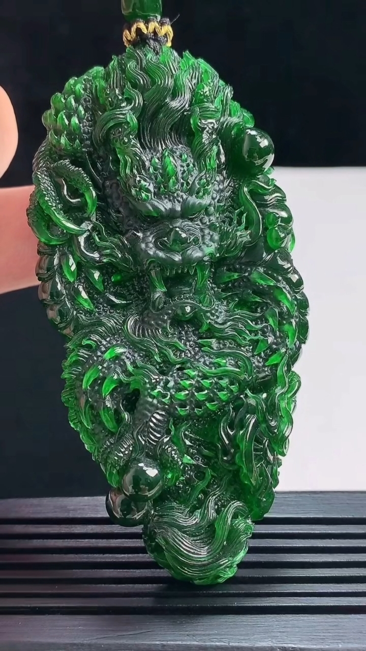 天然A货翡翠龙牌吊坠，尺寸80-38.6-12 重量:54.28g
7月18日