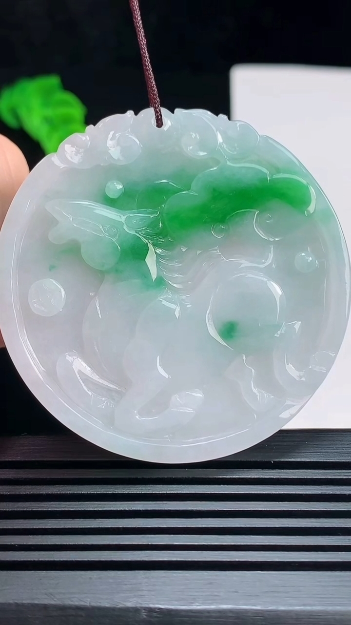 天然A货翡翠生肖马牌吊坠，尺寸52.5-4 重量:24.54g
7月18日
