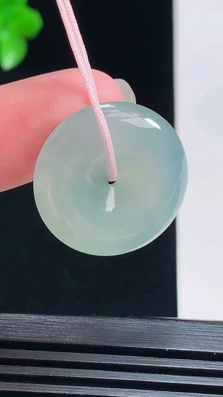 天然A货翡翠平安扣吊坠，尺寸22.5-5 重量:5.38g
7月18日