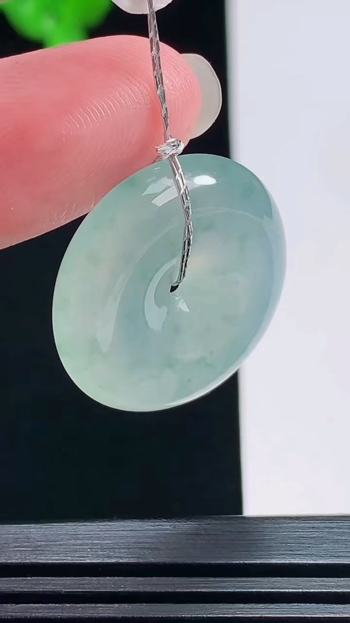 天然A货翡翠冰种飘花平安扣吊坠，尺寸23-5.8 重量:6.48g
7月18日