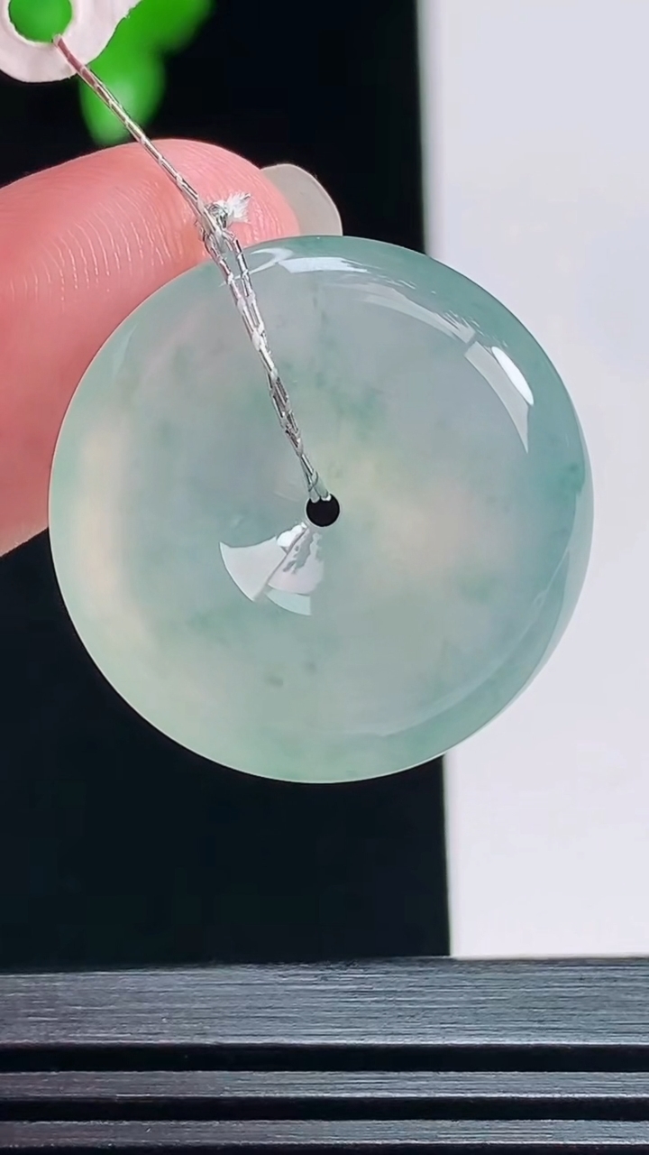天然A货翡翠冰种飘花平安扣吊坠，尺寸23-5.8 重量:6.48g
7月18日
