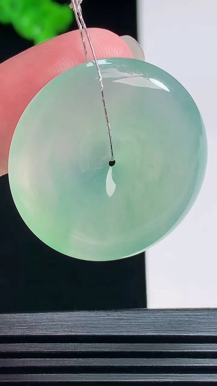 天然A货翡翠平安扣吊坠，尺寸30-5.2 重量:10.80g
7月18日