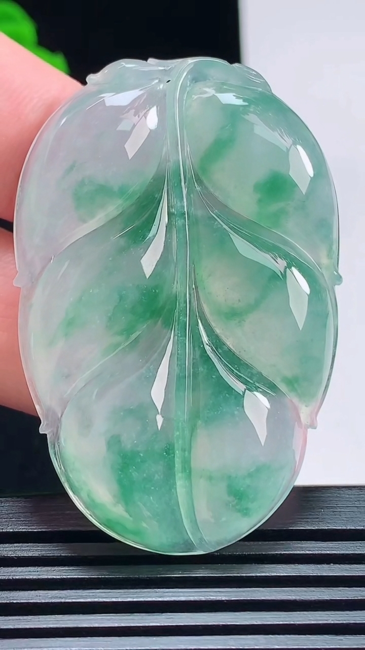 天然A货翡翠种飘花金枝玉叶 叶子吊坠，尺寸52.3-35-5 重量:19.73g
7月18日