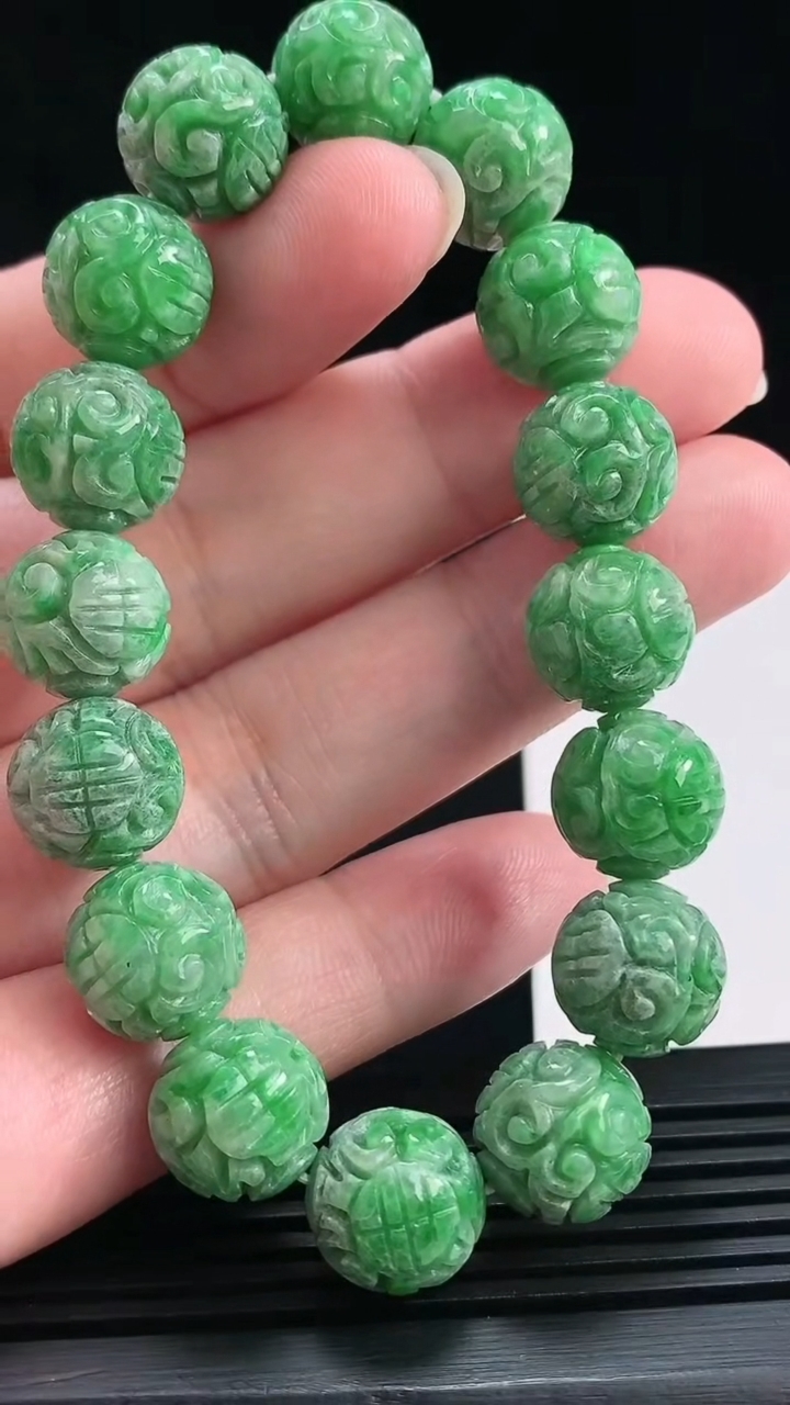 天然A货翡翠雕花圆珠手串，尺寸12-16颗 重量:42.85g7月18日
工厂直销收藏佳品,种好水足，色泽均匀，有种有色，上手高大气！