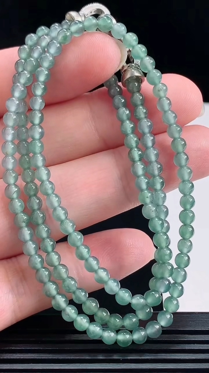 天然A货翡翠小米圆珠项链，尺寸3.6-141颗 重量:14.86g7月18日
工厂直销收藏佳品,种好水足，色泽均匀，有种有色，上手高大气！