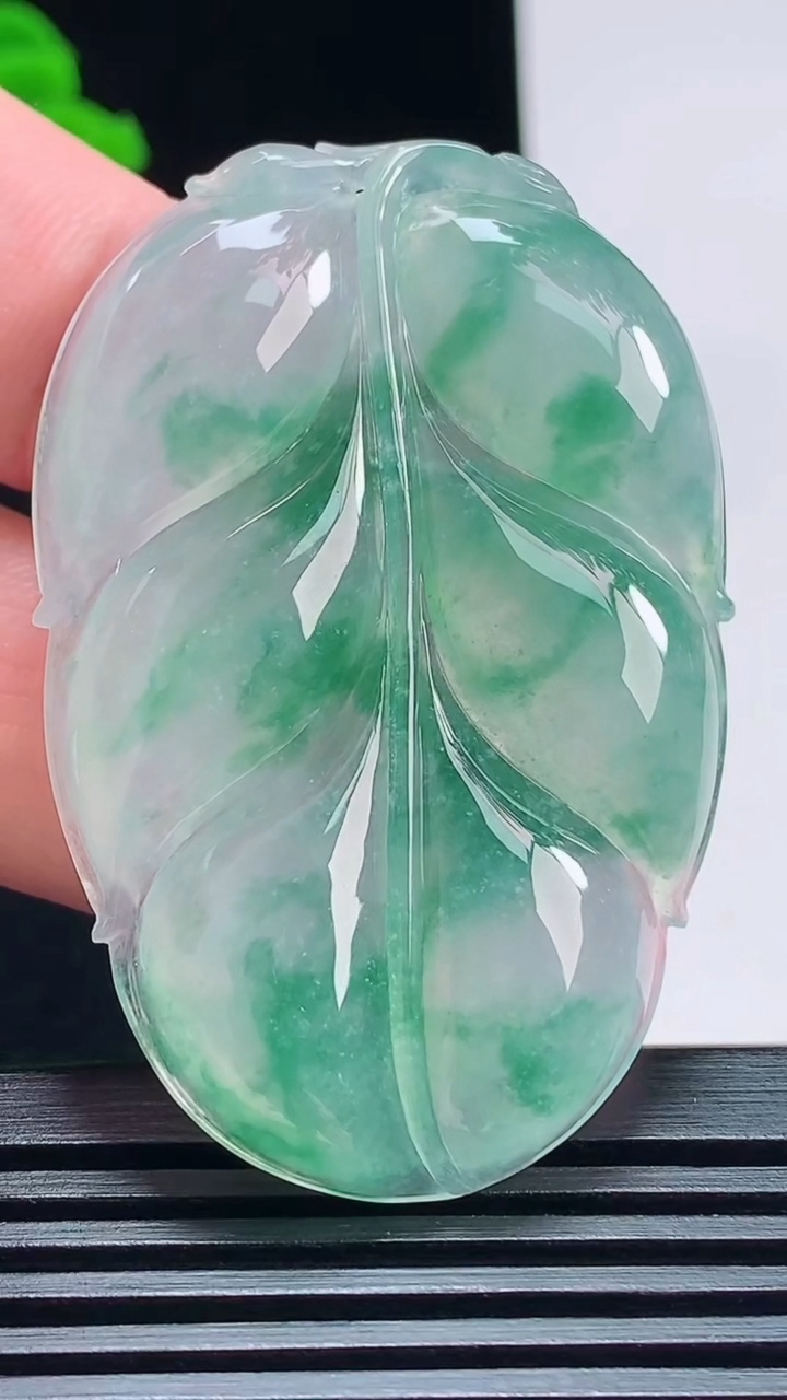 天然A货翡翠种飘花金枝玉叶 叶子吊坠，尺寸52.3-35-5 重量:19.73g
7月18日