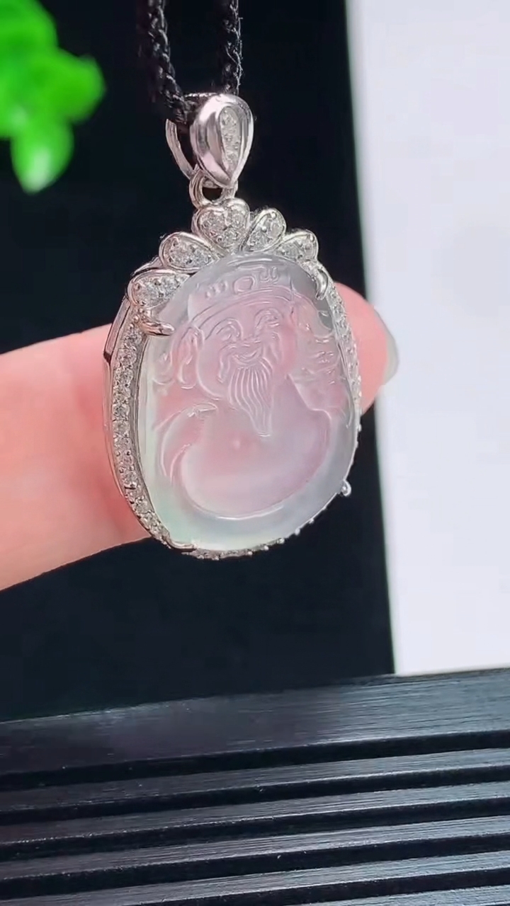 天然A货翡翠种白冰财神爷吊坠，尺寸30-18.5-5，裸石21-15.5 重量:3.00g
7月18日