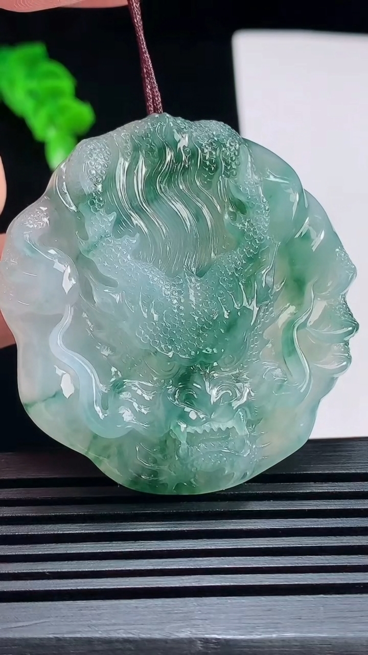 天然A货翡翠冰种飘花龙牌吊坠，尺寸50-47.6-8.5 重量:36.86g
7月18日