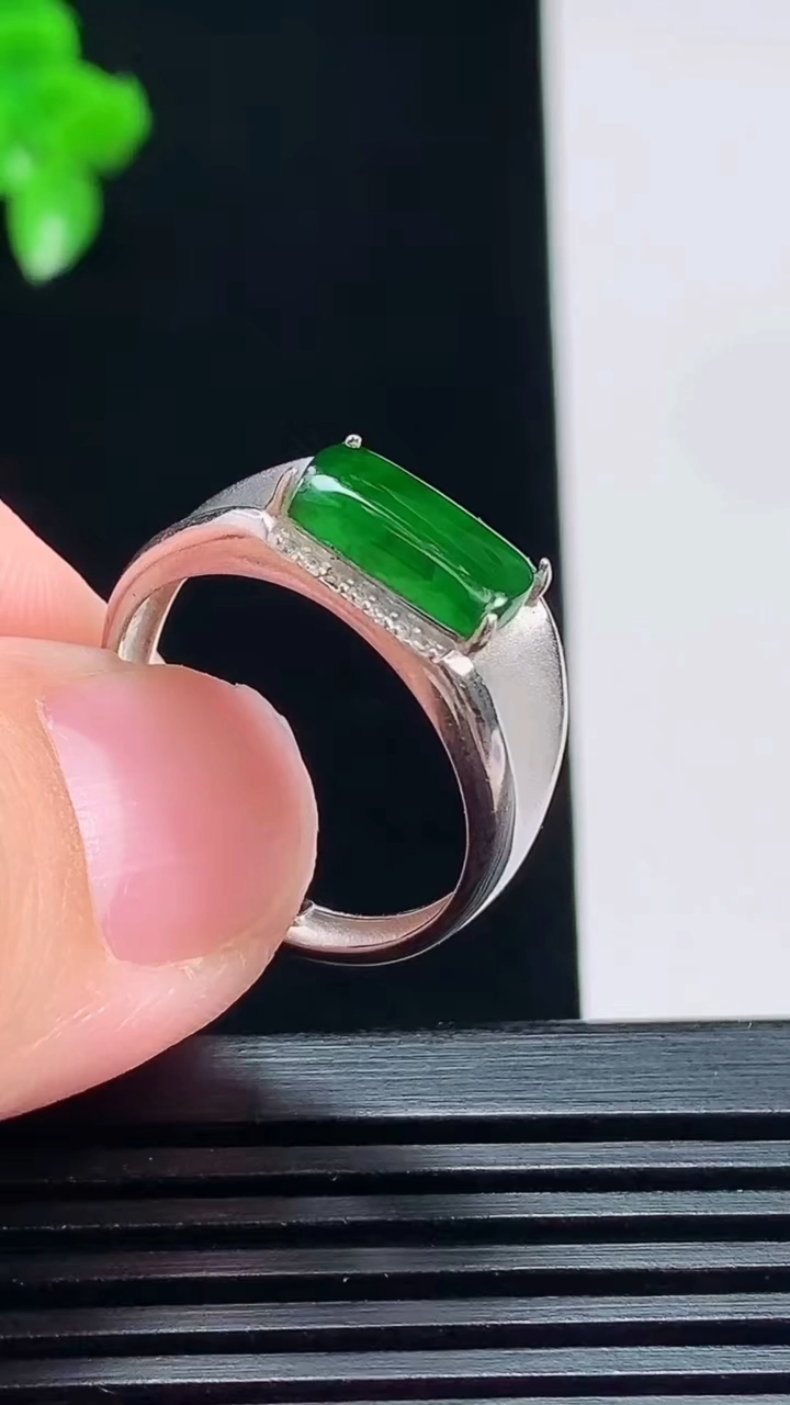 天然A货翡翠马鞍戒指，尺寸10-6 重量:3.00g2026年7月18日
工厂直销收藏佳品,种好水足，色泽均匀，有种有色，上手高大气！