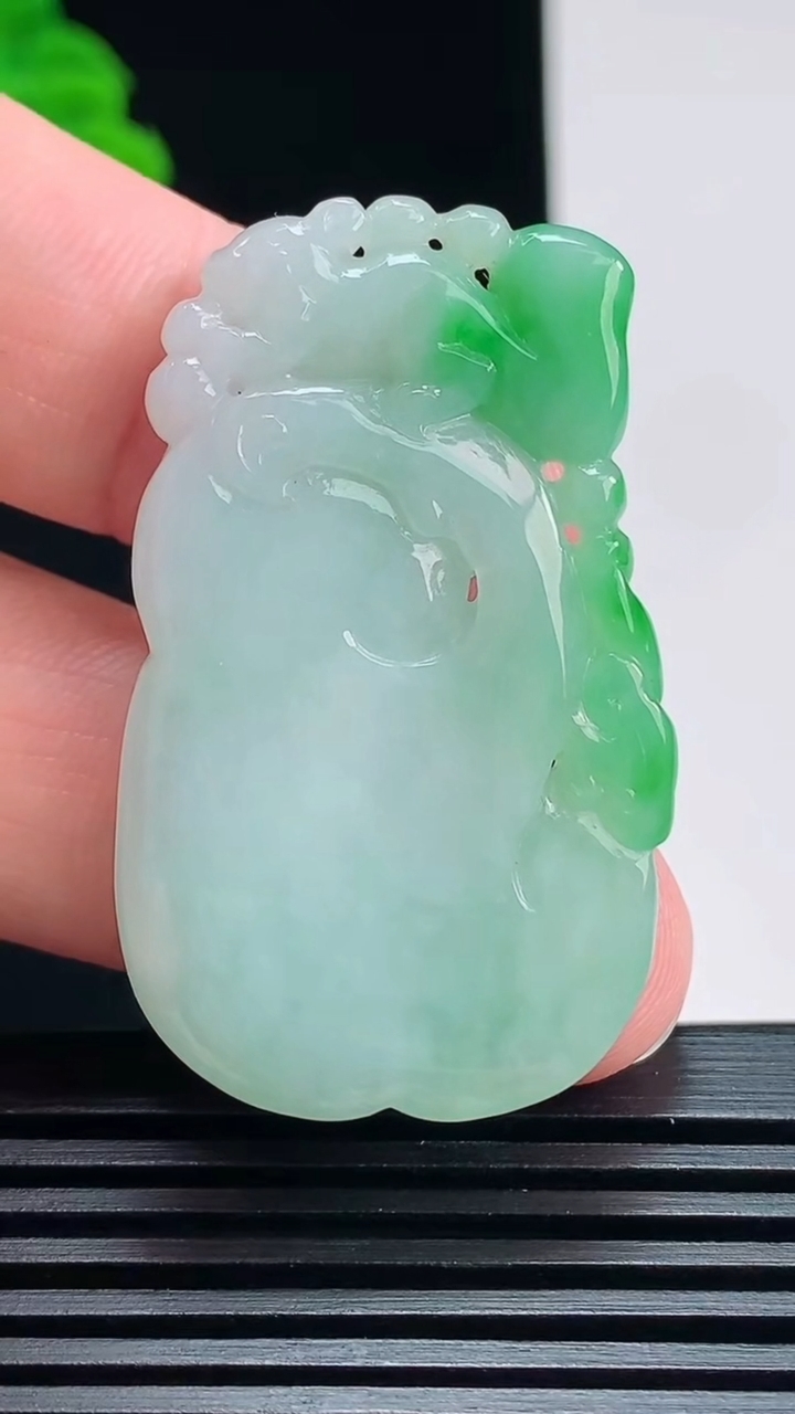 天然A货翡翠如意吊坠，尺寸44-25.6-6.2 重量:14.24g
7月18日