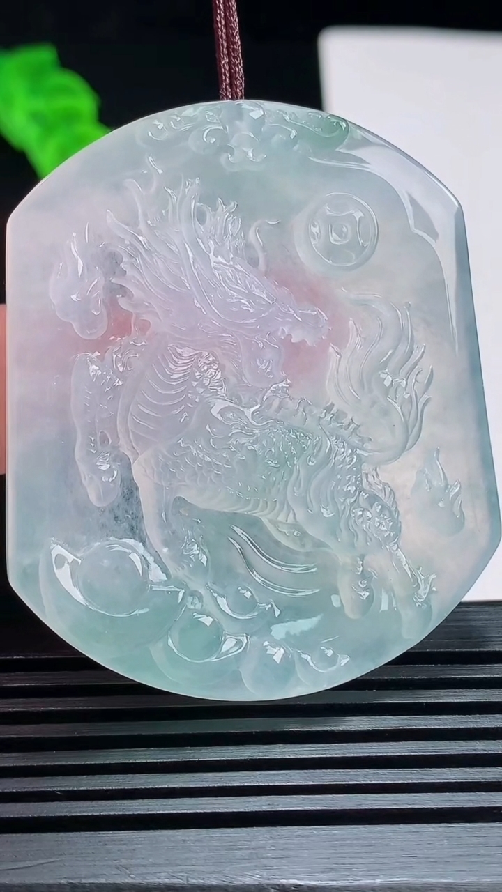 天然A货翡翠麒麟吊坠，尺寸53-45-5.8 重量:30.16g
7月18日