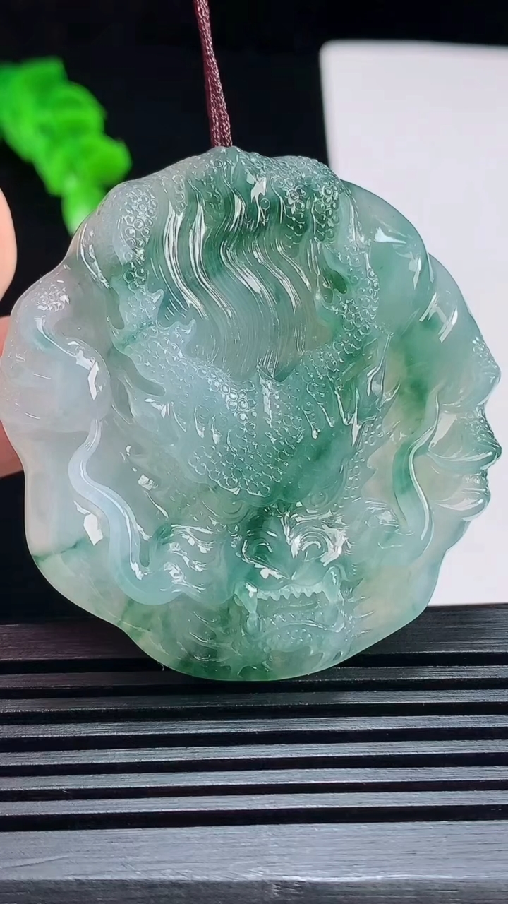 天然A货翡翠冰种飘花龙牌吊坠，尺寸50-47.6-8.5 重量:36.86g
7月18日