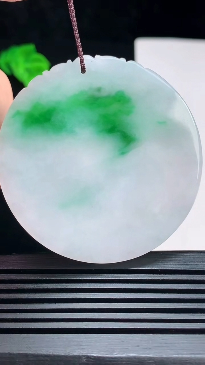 天然A货翡翠生肖马牌吊坠，尺寸52.5-4 重量:24.54g
7月18日