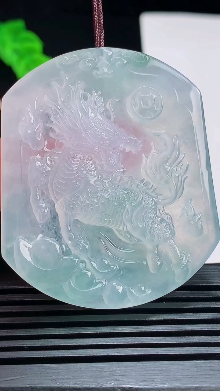 天然A货翡翠麒麟吊坠，尺寸53-45-5.8 重量:30.16g
7月18日