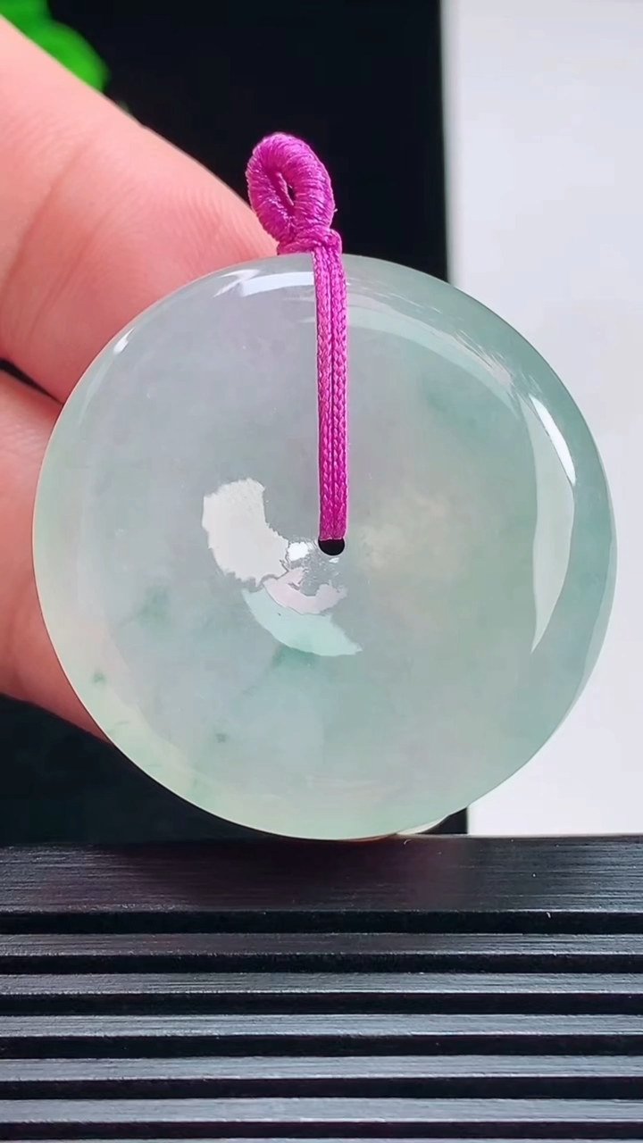 天然A货翡翠飘花平安扣吊坠，尺寸34-5.6 重量:14.08g
7月18日