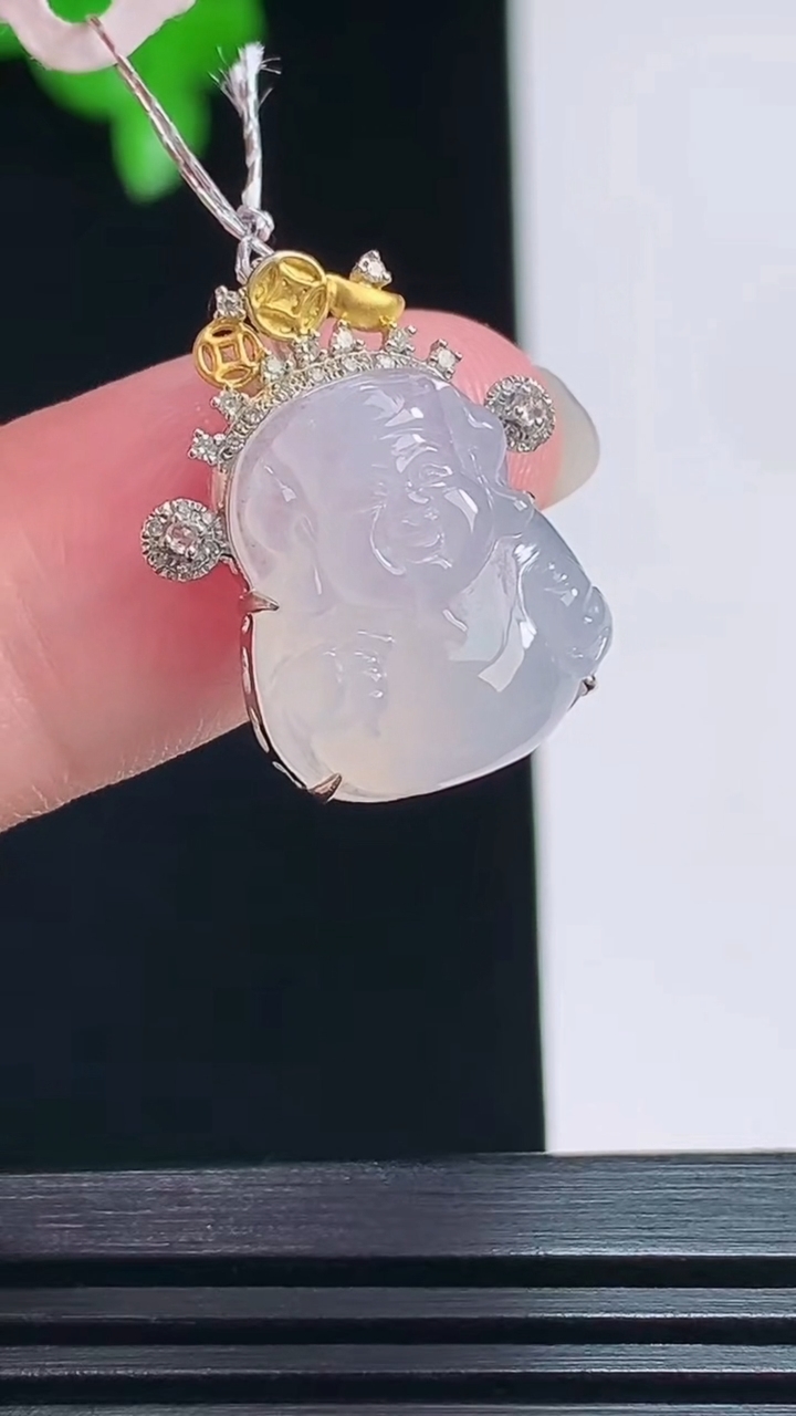 天然A货翡翠种白冰财神爷吊坠，尺寸21-17.5-8，裸石16-13.5 重量:3.30g
7月18