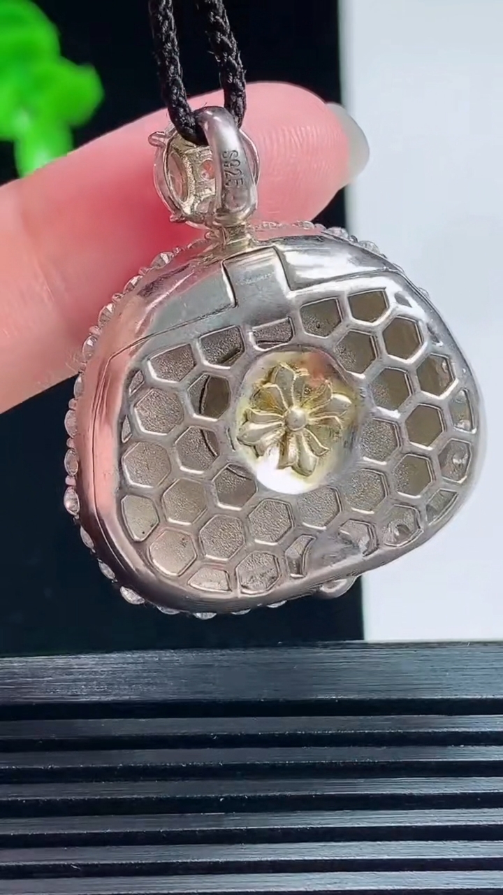天然A货翡翠凤凰吊坠，尺寸34.6-30.6-10.8，裸石22.5-26 重量:15.95g
7月18日