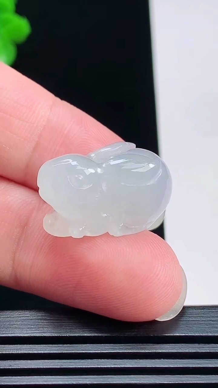 天然A货翡翠生肖兔吊坠，尺寸23-12-13 重量:7.21g
7月18日