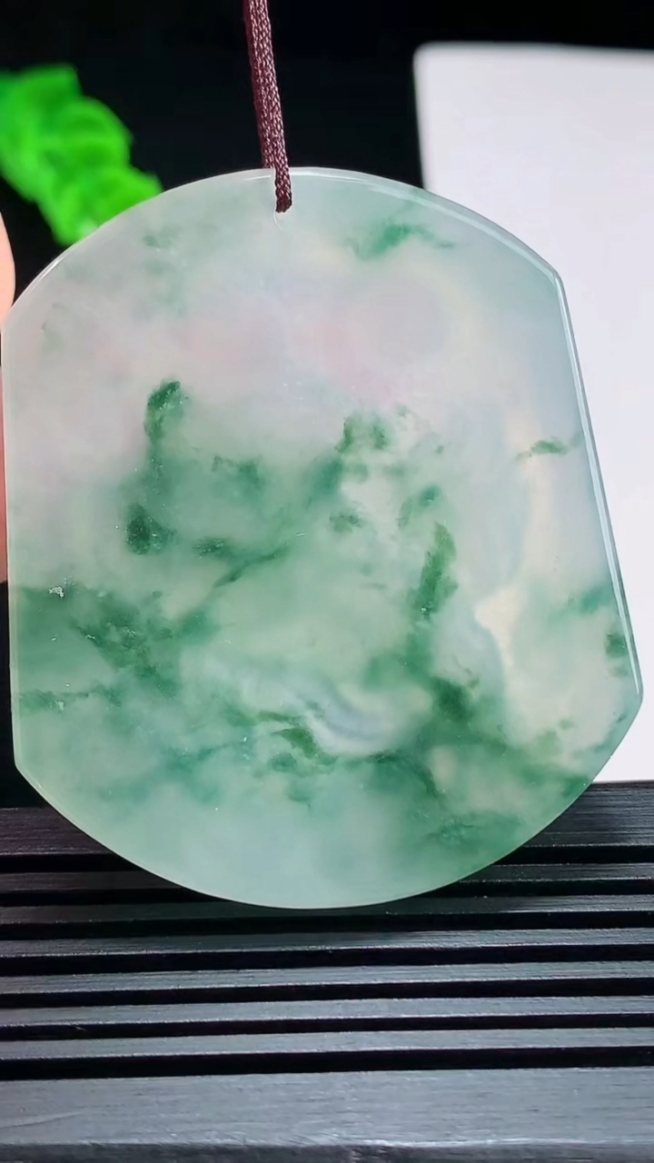 天然A货翡翠种飘花麒麟吊坠，尺寸52.8-44.6-5.5 重量:29.40g
7月18日