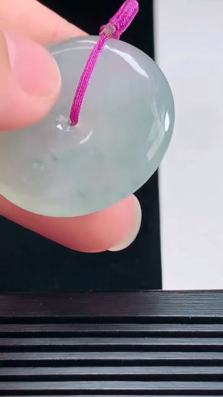 天然A货翡翠飘花平安扣吊坠，尺寸34-5.6 重量:14.08g
7月18日