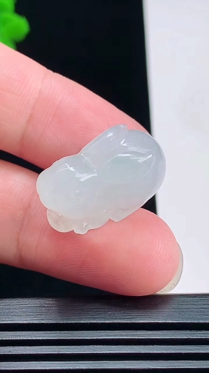 天然A货翡翠生肖兔吊坠，尺寸23-12-13 重量:7.21g
7月18日