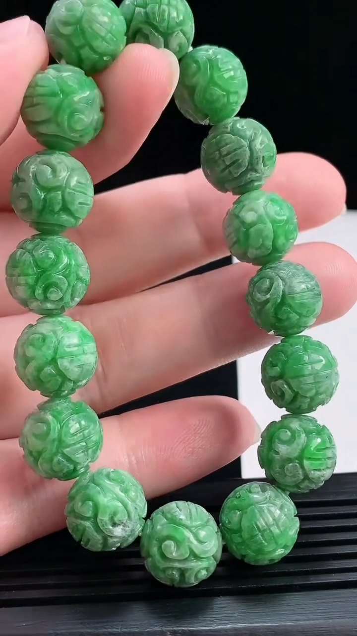天然A货翡翠雕花圆珠手串，尺寸12-16颗 重量:42.85g7月18日
工厂直销收藏佳品,种好水足，色泽均匀，有种有色，上手高大气！