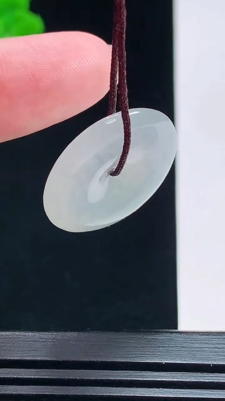 天然A货翡翠平安扣吊坠，尺寸22.6-4 重量:4.35g
7月18日