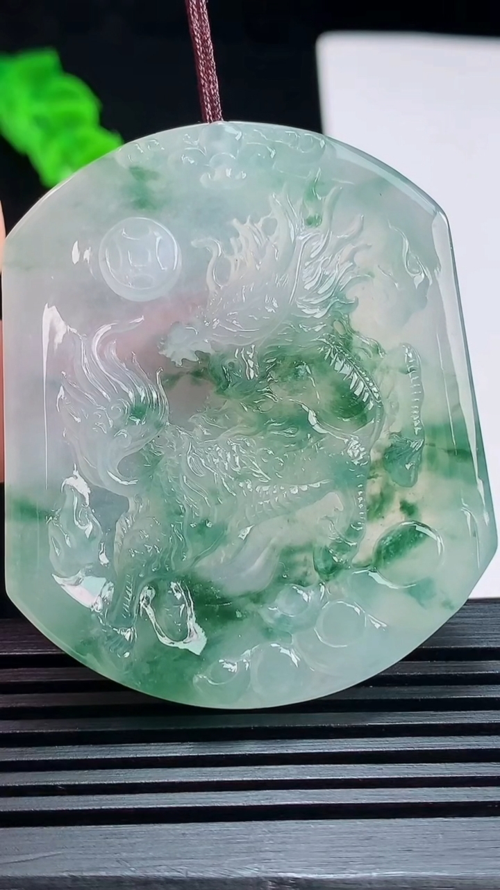 天然A货翡翠种飘花麒麟吊坠，尺寸52.8-44.6-5.5 重量:29.40g
7月18日