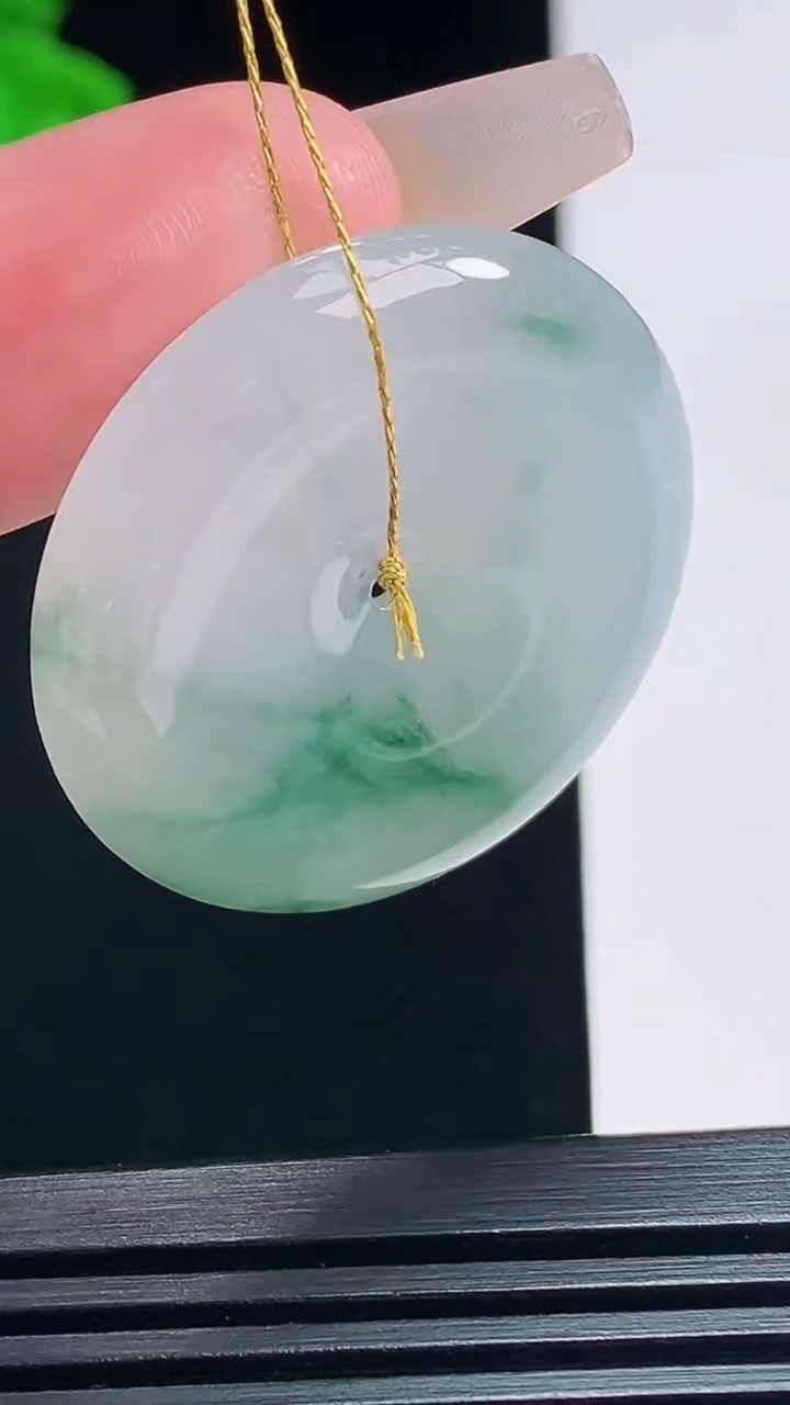 天然A货翡翠飘花平安扣吊坠，尺寸32-5.8 重量:12.17g
7月19日