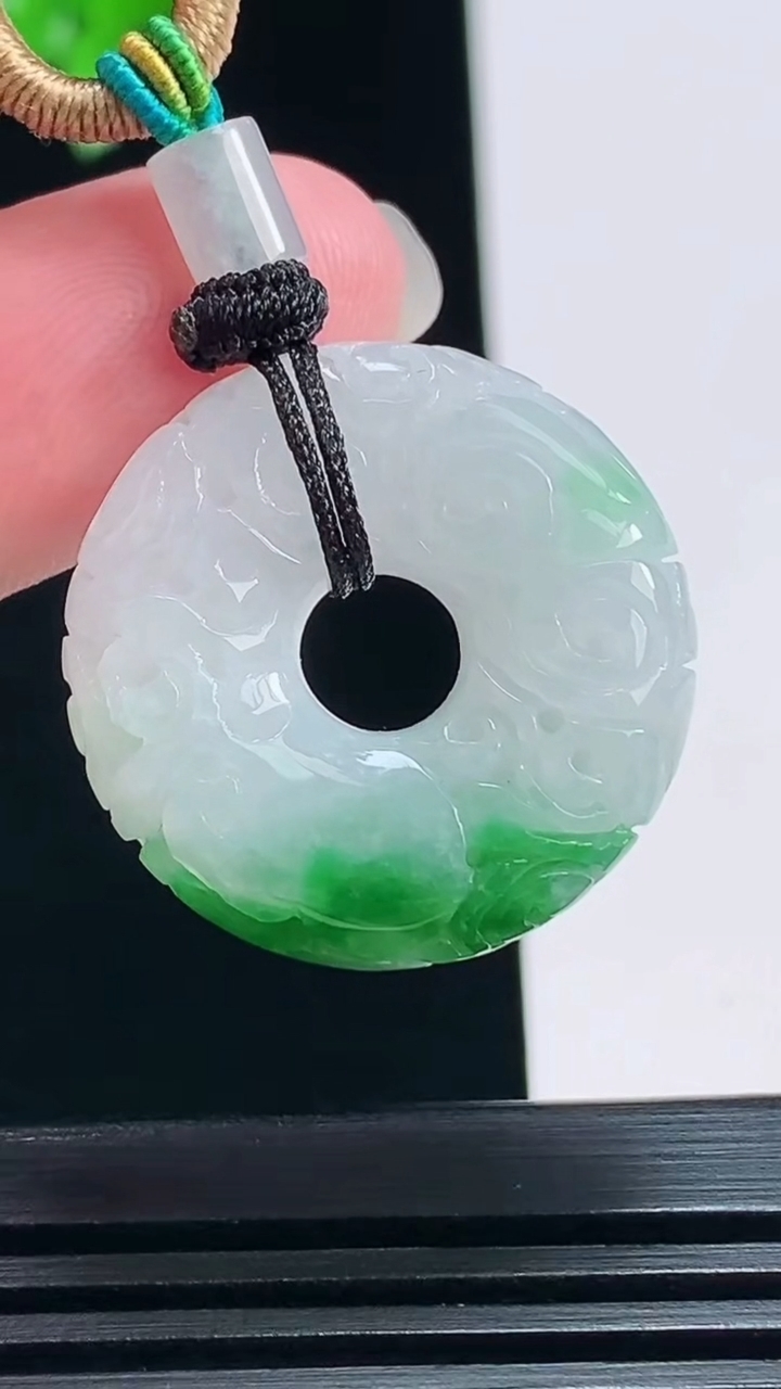 天然A货翡翠雕花平安环吊坠，尺寸25-7 重量:10.16g
7月19日