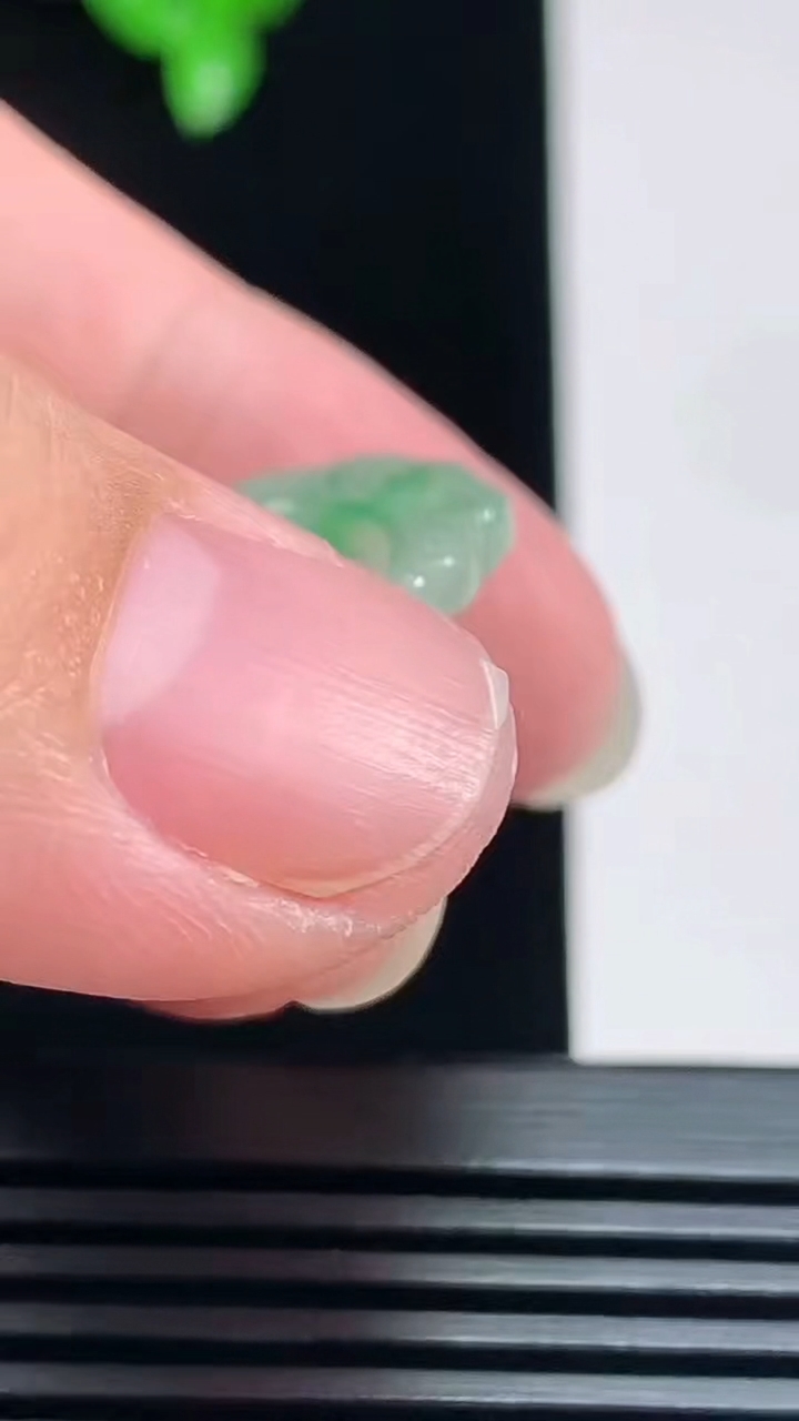 天然A货翡翠福贝吊坠，尺寸24-21-2.8 重量:3.00g
7月19日