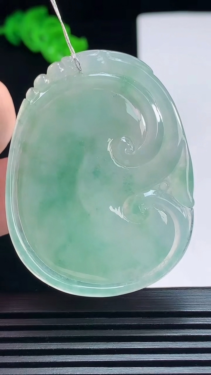 天然A货翡翠如意吊坠，尺寸49-36.5-6.3 重量:20.34g
7月19日