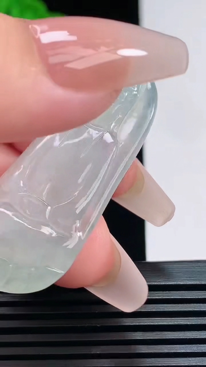 天然A货翡翠素衣观音吊坠，尺寸47.6-22-4.2 重量:8.76g
7月19日