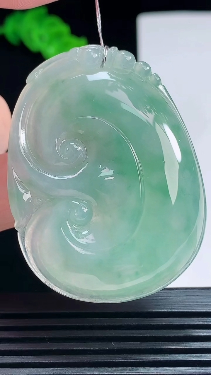 天然A货翡翠如意吊坠，尺寸49-36.5-6.3 重量:20.34g
7月19日