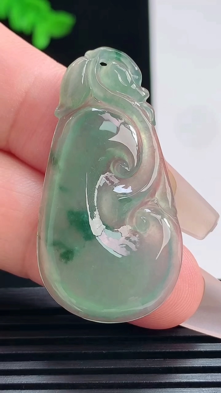 天然A货翡翠飘花如意吊坠，尺寸41.5-22-4 重量:5.93g
7月19日